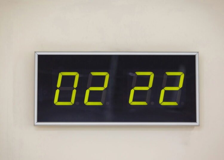 O que significa ver 22:22 sempre no relógio e as mensagens por trás do ...