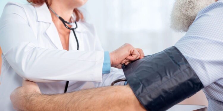 Ficar atento após os 50 Anos - Créditos: depositphotos.com / ArturVerkhovetskiy