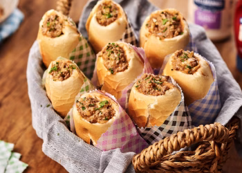 Como fazer buraco quente em 25 minutos usando apenas pão francês e carne moída bem temperada