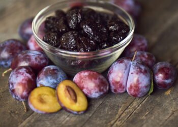 O que acontece com sua pressão e colesterol ao comer ameixas