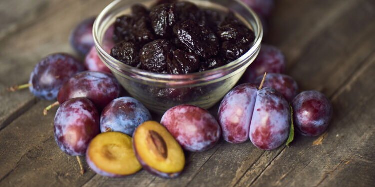 O que acontece com sua pressão e colesterol ao comer ameixas