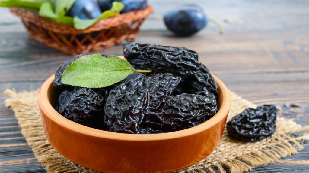 O que acontece com sua pressão e colesterol ao comer ameixas