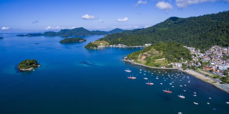 Cidade da Costa Verde do RJ tem turismo, economia e cultura lado a lado