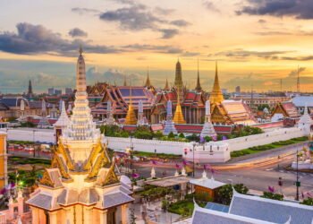 Cidade dos Anjos encanta turistas com templos sagrados, mercados animados e vida urbana pulsante