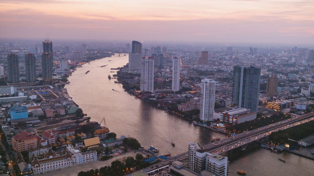 Cidade dos Anjos encanta turistas com templos sagrados, mercados animados e vida urbana pulsante