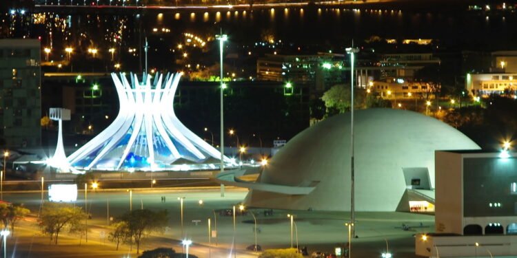 Brasília se destaca pela arquitetura moderna e qualidade de vida excepcional no centro do país. // Créditos: depositphotos.com / alexzappa