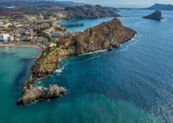 O paraíso escondido da Espanha que guarda águas cristalinas e vilas cheias de história