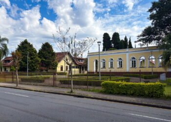 Uma cidade perto de Curitiba a 900 metros de altitude é referência em automotivos, atraindo quem busca um “bate e volta” rápido para a serra cheio de atrações