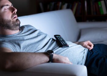 O que ninguém te conta sobre dormir com a TV ligada