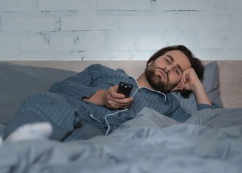 O que ninguém te conta sobre dormir com a TV ligada