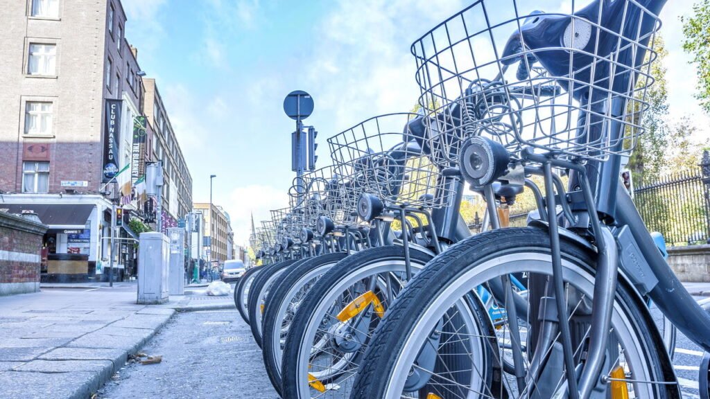 Nessa cidade europeia você pedala entre castelos medievais e arranha-céus de gigantes da tecnologia