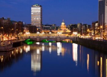 Nessa cidade europeia você pedala entre castelos medievais e arranha-céus de gigantes da tecnologia