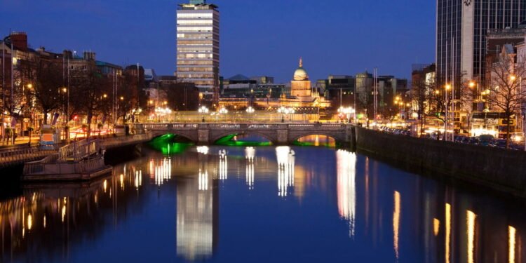 Nessa cidade europeia você pedala entre castelos medievais e arranha-céus de gigantes da tecnologia