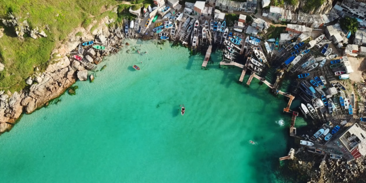 O paraíso brasileiro que encanta com águas cristalinas de tirar o fôlego