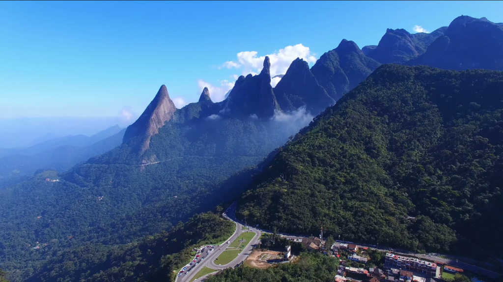 A cidade do Dedo de Deus encanta brasileiros com sua beleza divina