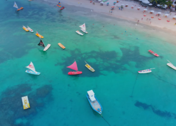 O paraíso nordestino que conquista turistas por ter uma das praias mais bonitas do Brasil