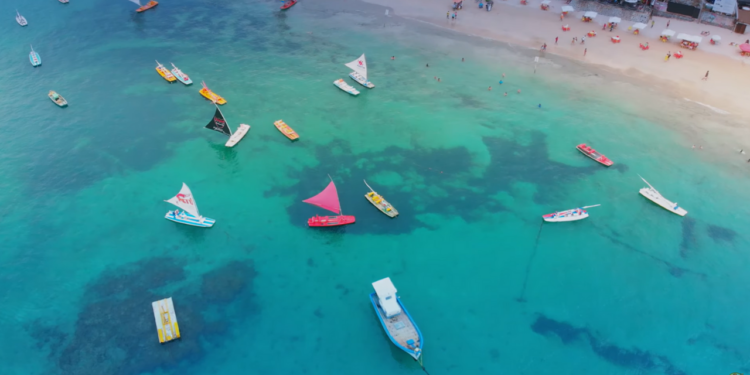 A vila nordestina de beleza surreal que abriga a melhor praia do Brasil