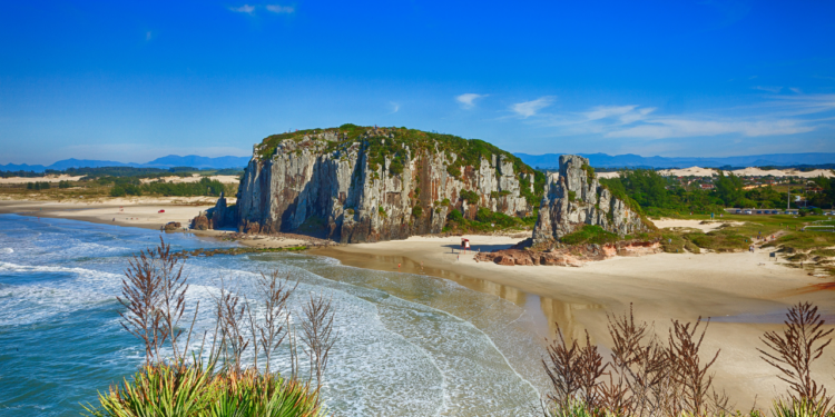 A mais bela praia gaúcha é perfeita para quem busca um cenário paradisíaco e vida tranquila
