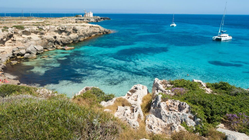 Cinco ilhas europeias sem aeroporto que só podem ser visitadas de barco