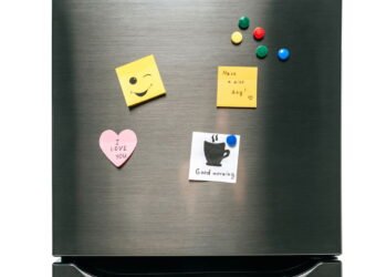 O que significa quando a Geladeira faz estalos altos à noite?