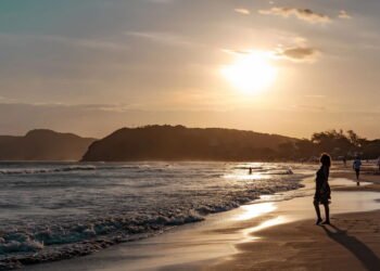 23 praias e o clima fresquinho dessa cidade atraem 1 milhão de visitantes por ano