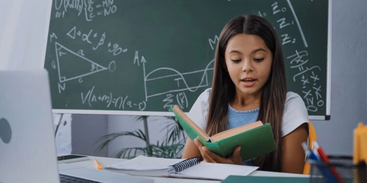 Ler em voz alta // Créditos: depositphotos.com / AntonLozovoy