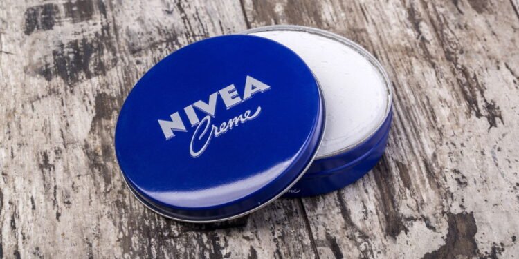 Como o creme Nivea da lata azul virou item essencial de beleza