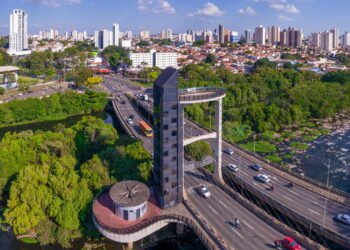 Essa cidade colhe os frutos da inovação industrial, enquanto o Brasil discute o futuro