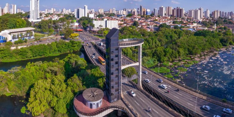 Essa cidade colhe os frutos da inovação industrial, enquanto o Brasil discute o futuro