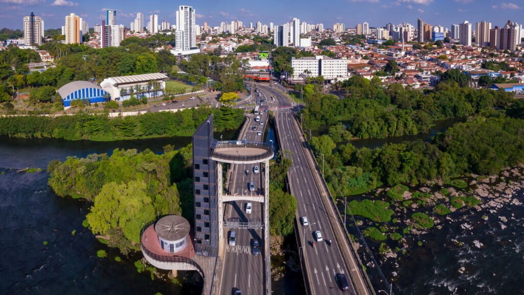 Essa cidade colhe os frutos da inovação industrial, enquanto o Brasil discute o futuro