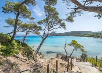 Cinco ilhas europeias sem aeroporto que só podem ser visitadas de barco