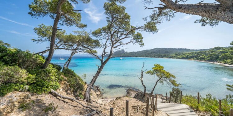 Cinco ilhas europeias sem aeroporto que só podem ser visitadas de barco