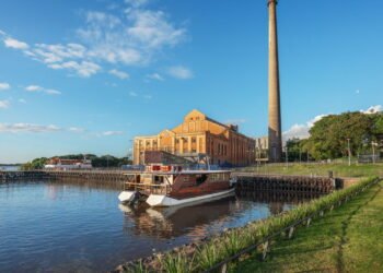 A cidade do Sul onde o pôr do sol é tão lindo que virou tradição juntar amigos e famílias para apreciar