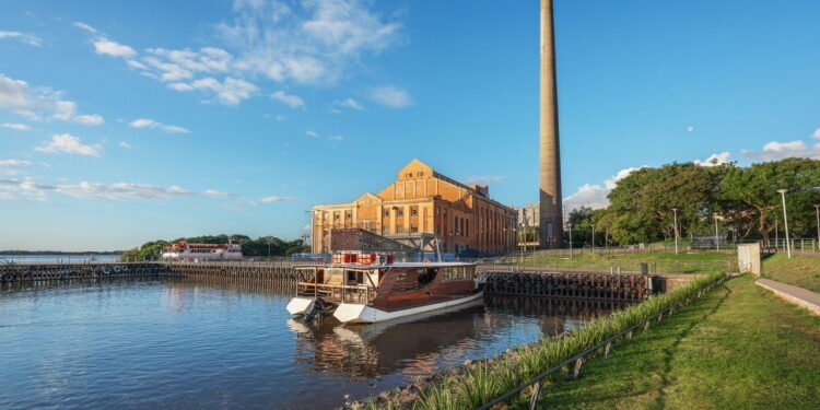 Usina do Gasometro (Orla do Guaiba) - Porto Alegre, RS // Créditos: depositphotos.com / diegograndi