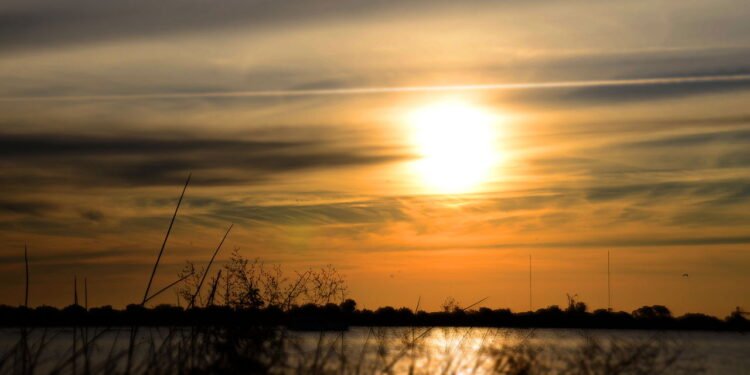 Pôr do sol na Orla do Guaíba, em Porto Alegre, RS // Créditos: depositphotos.com / alle2009
