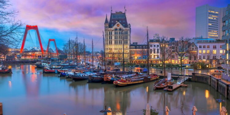 Essa cidade surpreende viajantes com arte moderna e vida noturna