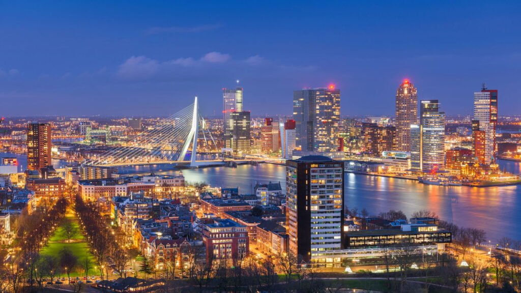 Essa cidade surpreende viajantes com arte moderna e vida noturna