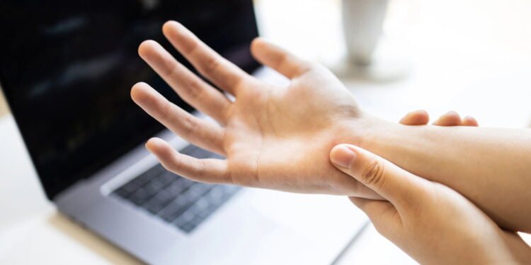 Movimentos repetitivos provocam Tendinite de Quervain em adultos jovens