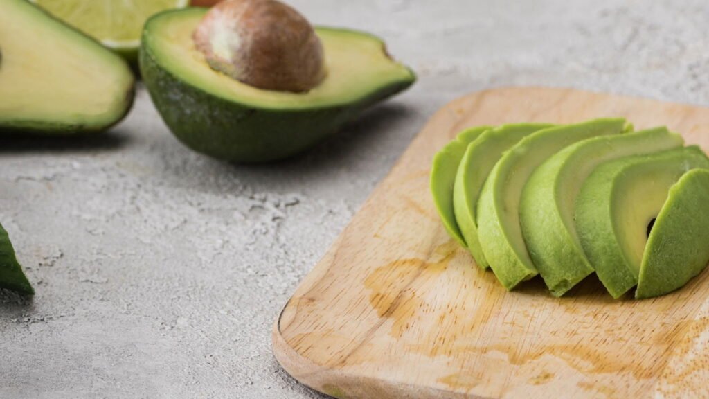 Nem uma semana nem um mês: quando recomendam podar o abacateiro e por quê