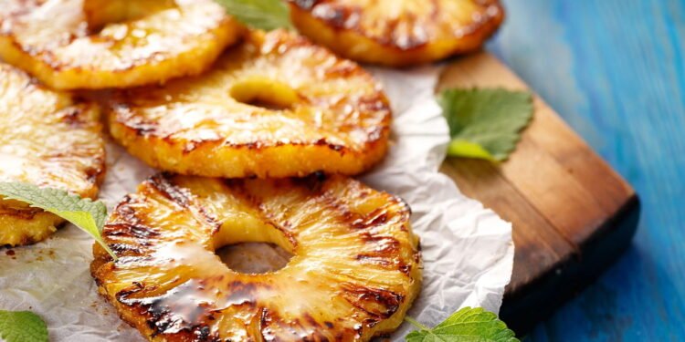 Não é uma receita: qual o sentido de esfregar uma fatia de abacaxi com um pouco de cerveja na grelha