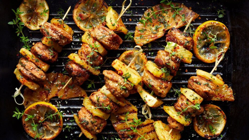 Não é uma receita: qual o sentido de esfregar uma fatia de abacaxi com um pouco de cerveja na grelha