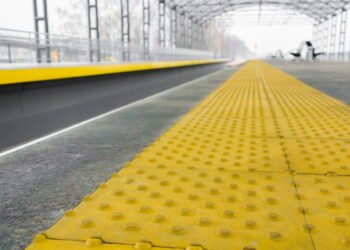 Poucos sabem: para que servem os azulejos amarelos com círculos nas estações