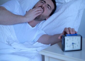 10 hábitos noturnos que prejudicam seu metabolismo sem você perceber