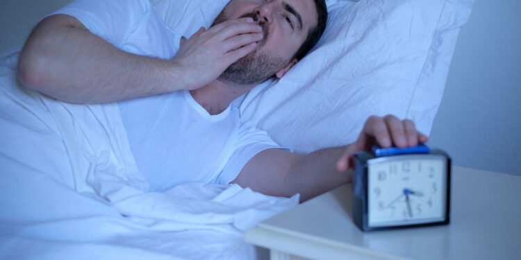 10 hábitos noturnos que prejudicam seu metabolismo sem você perceber