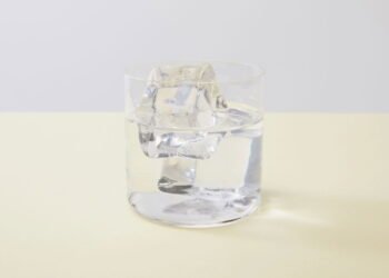 Água Gelada faz mal? Médica explica mitos e benefícios para a saúde