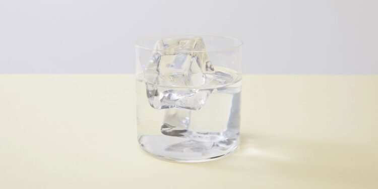 Água Gelada - Créditos: depositphotos.com / AntonMatyukha