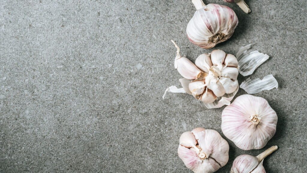 Não é para decoração: qual a finalidade de pendurar alho na cozinha
