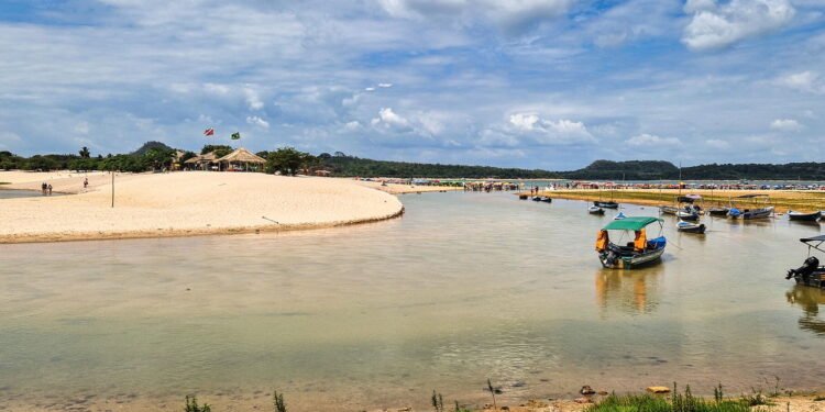 Alter do Chão é um vilarejo no Pará famoso por suas praias de água doce e beleza natural única. // Créditos: depositphotos.com / RudiErnst