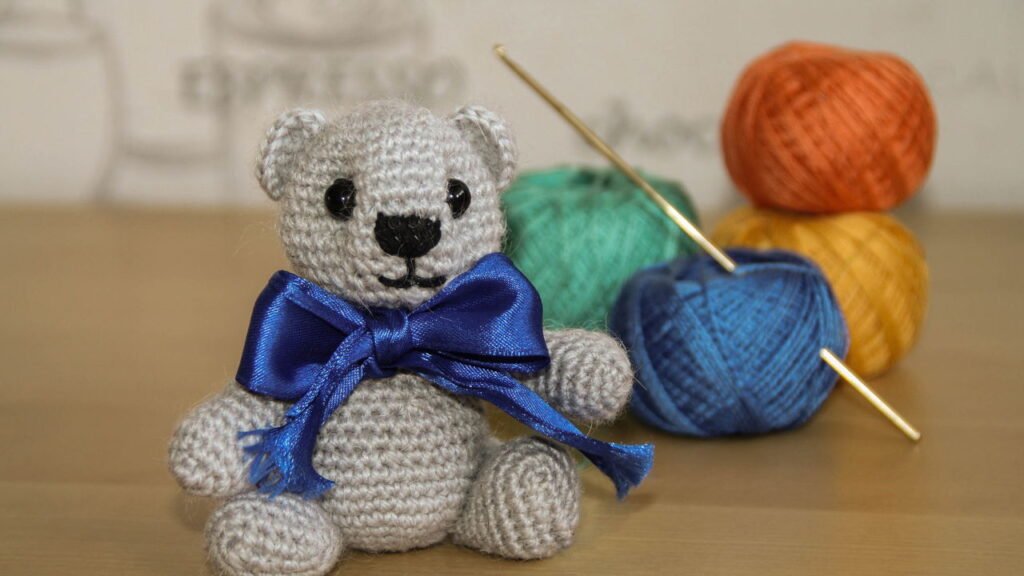 Ursinhos de crochê encantam no artesanato e viram destaque entre os amigurumis