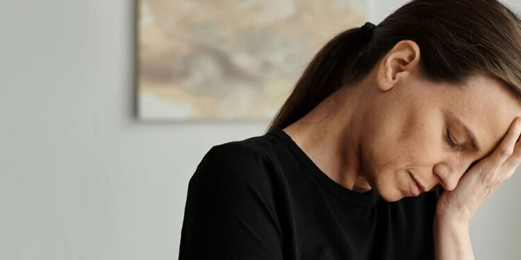 8 coisas que você está fazendo em público que mostram que você não tem respeito próprio, de acordo com a psicologia